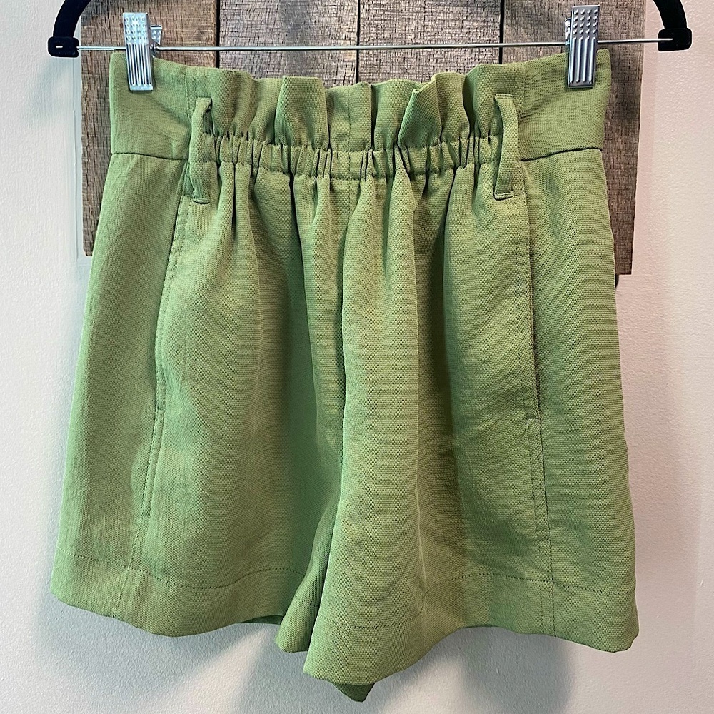 Aritzia Wilfred LIKE NEW Olive Green Cinched Paper Bag Waist Flowy Shorts SIZE 4